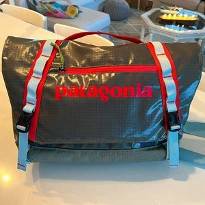 Patagonia Messenger Bag Black Hole 12L Moss Green, Pink & Blue
